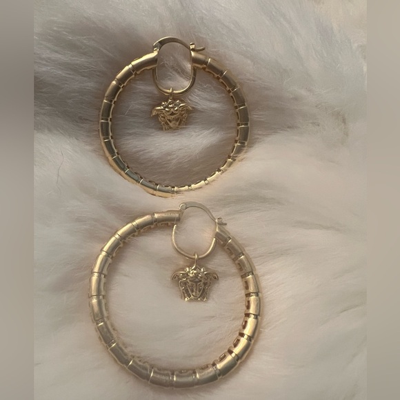 Designer hoop earrings-gold - Picture 2 of 5